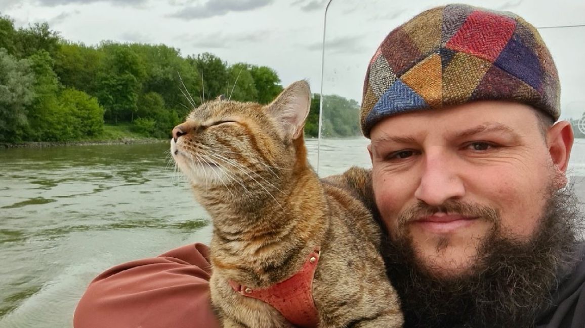 Na cestách zachránil opuštěnou kočku, teď jsou společně hvězdami internetu